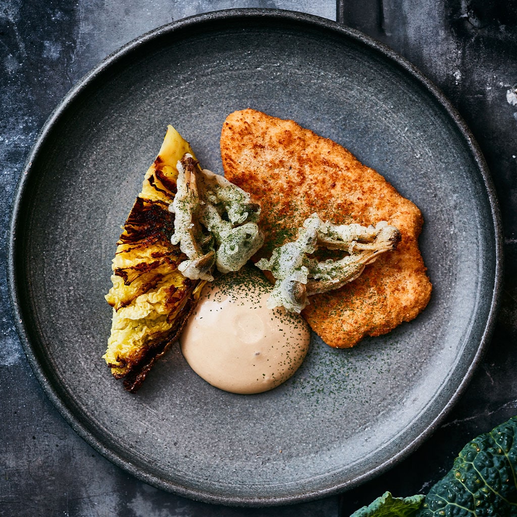 Vegetarische schnitzel met geroosterde kool, beukenzwam tempura en zwarte knoflook Vegetarische schnitzel met geroosterde kool, beukenzwam tempura en zwarte knoflook